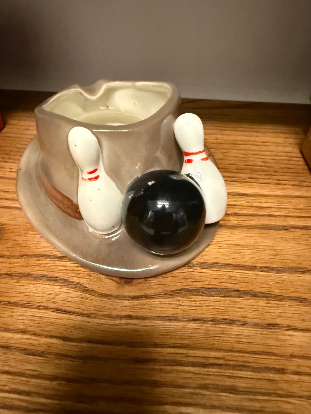 Vintage Lefton bowling ashtray.